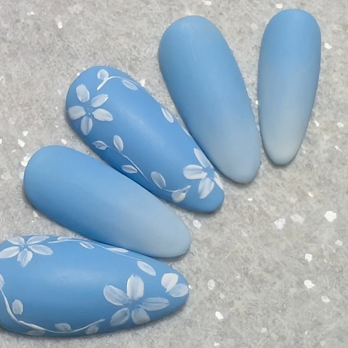 ④マットな質感が◎フラワー×ブルーグラデーション