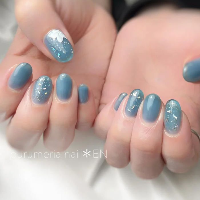 ⑤さりげないシルバーの輝き☆クリアブルーネイル