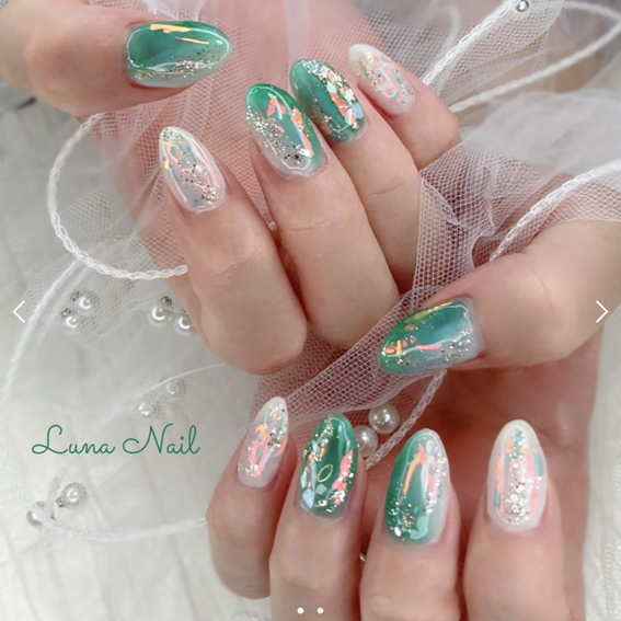①グリーンが美しい…♡うるちゅるニュアンスネイル