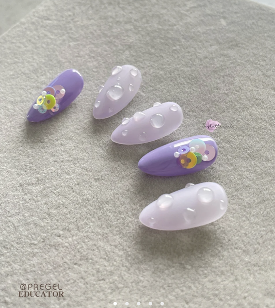 ②スパンコールで華やか☆水滴ネイル