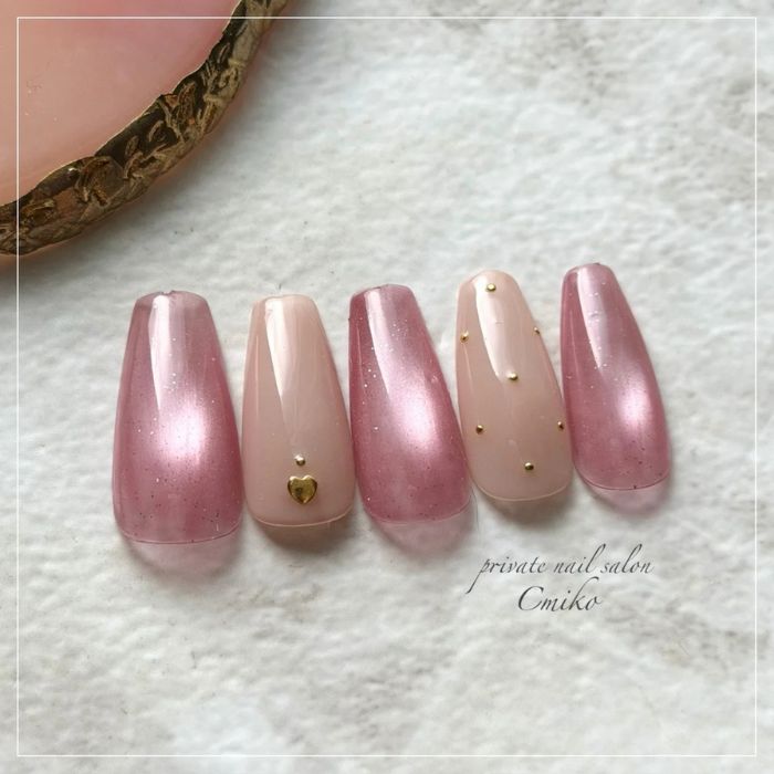 ⑤可憐で上品に魅せる♡フラッシュマグ×ビー玉ネイル