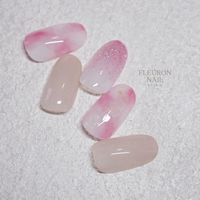 ⑦シンプルに女性らしく彩る♡きれいめニュアンスネイル