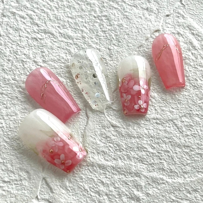 ②血色感をまとった上品な指先♪グラデーション×紫陽花ネイル