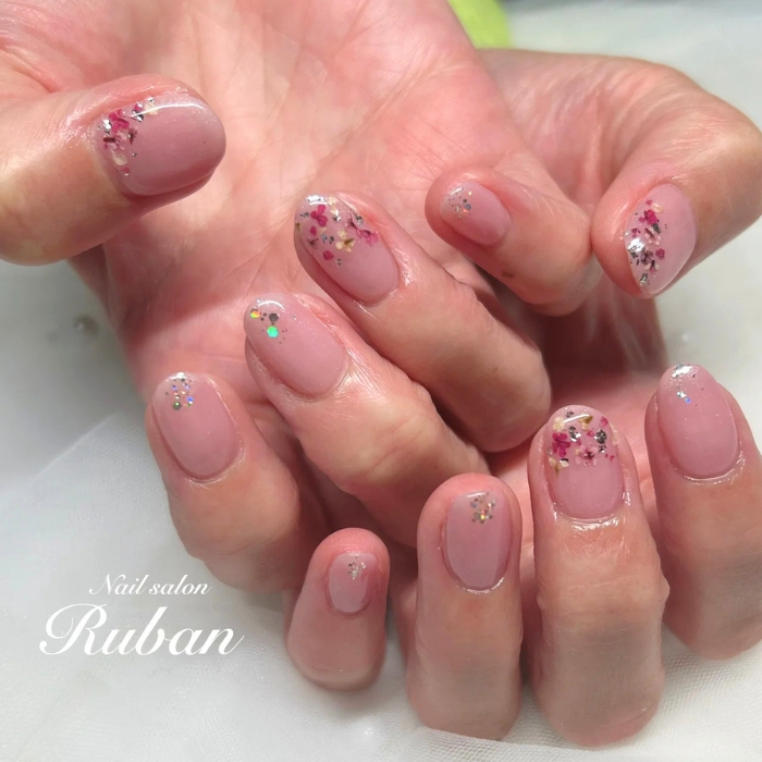 ④リアルな質感を楽しむ♪押し花×紫陽花ネイル