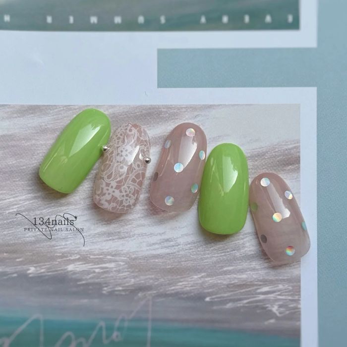 ⑬パッと華やぐ色使い♪レース×ドットネイル