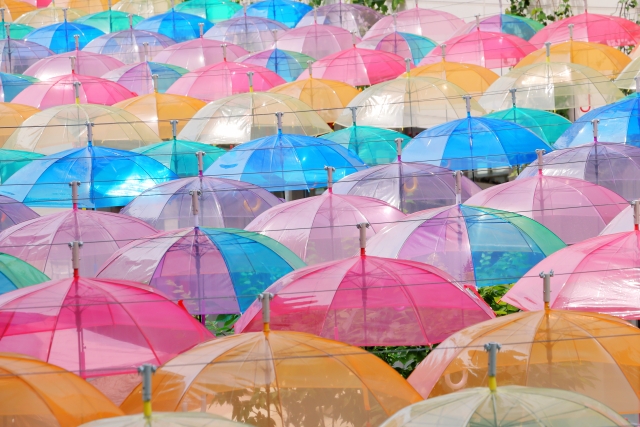 梅雨ネイルは派手？シンプル？しずく・傘・淡色で仕上がりを変える