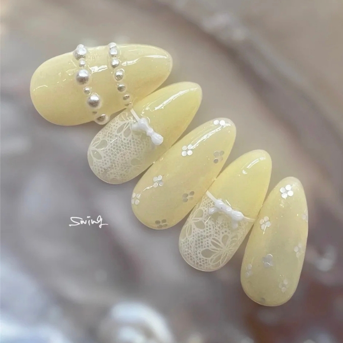 ②柔らかい印象でフェミニンに♡パステルイエロー×レースネイル