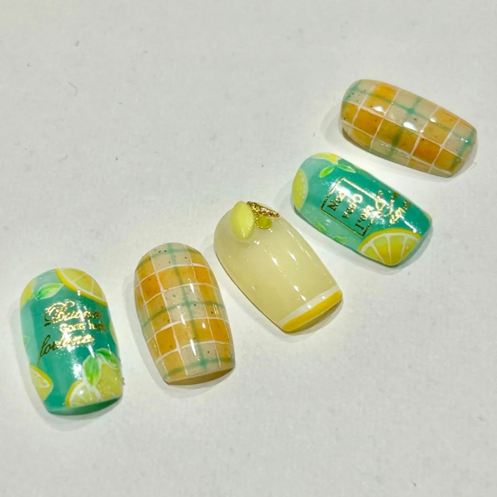 ⑦爽やかな柑橘系♪フルーツ×チェックネイル