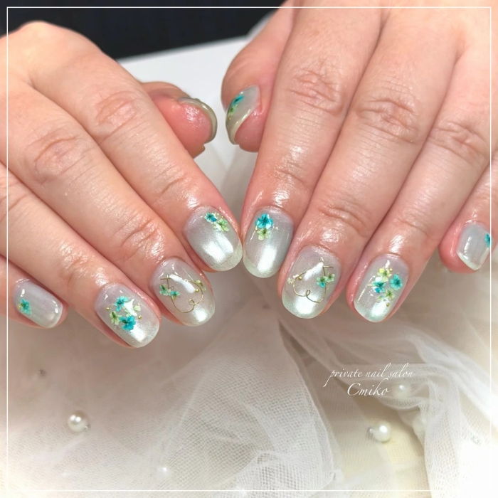 ①爽やかカラーでまとめて☆ちゅるんマグネット×フラワーネイル