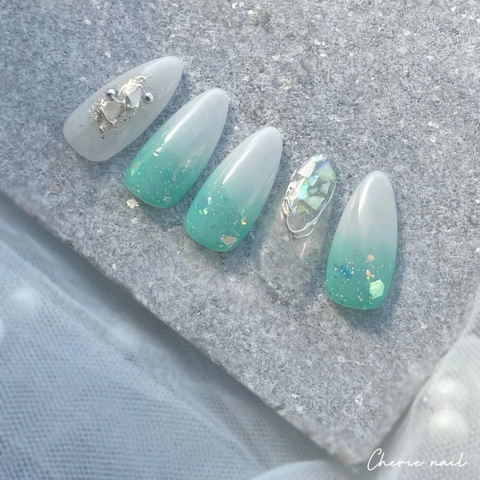⑩エメラルドグリーンで爽やかに◎グラデーション×シェルネイル