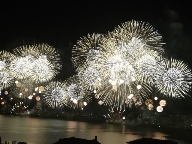 夜空カラーは抜け感を残して重く見せない♪