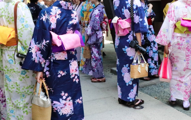 花火ネイルを引き立てる服や小物の合わせ方