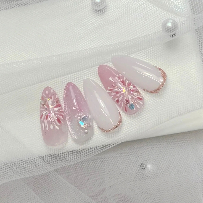 ④可愛らしく指先を彩る♡ピンク×花火ネイル