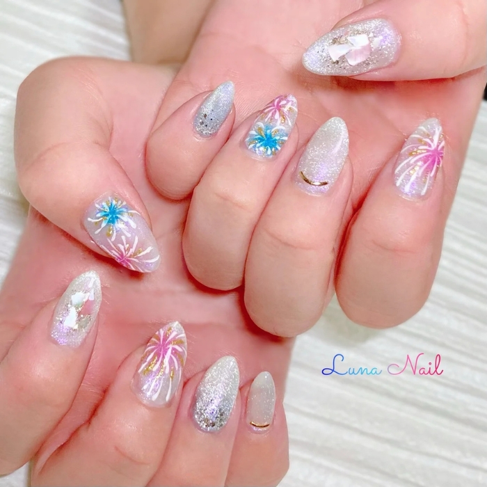 ⑩ホワイトオーロラがきらめく♡マグネット×花火ネイル