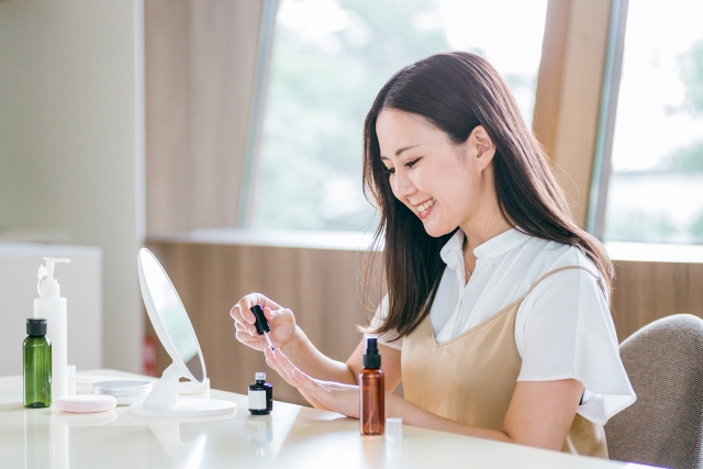 べっ甲ネイルの奥行きをどう作る?施術で押さえたい色の重ね方とぼかし