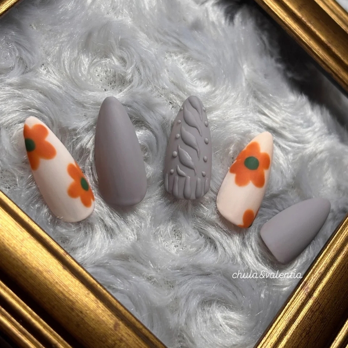 ④ハロウィンカラーをさりげなく◎ニット×秋色フラワーネイル