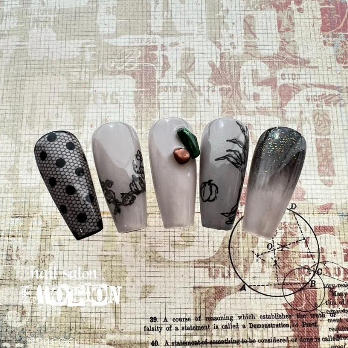 ⑧モノトーンでクールに☆大人ハロウィンネイル