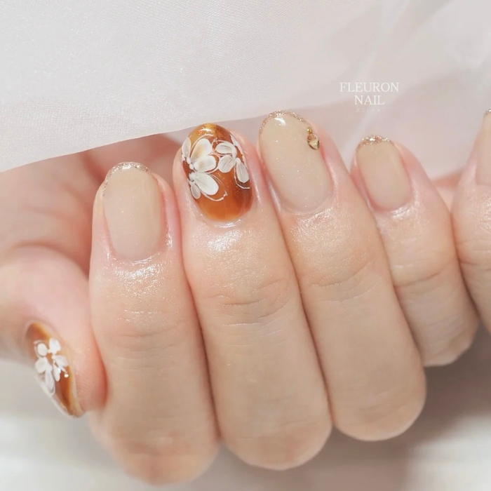 ⑤指先を可憐に彩る♡フラワー×べっ甲ネイル