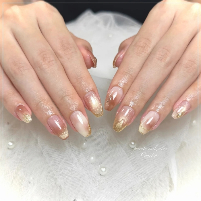 ④ゴールドミラーが繊細◎マグネット×ニュアンスネイル