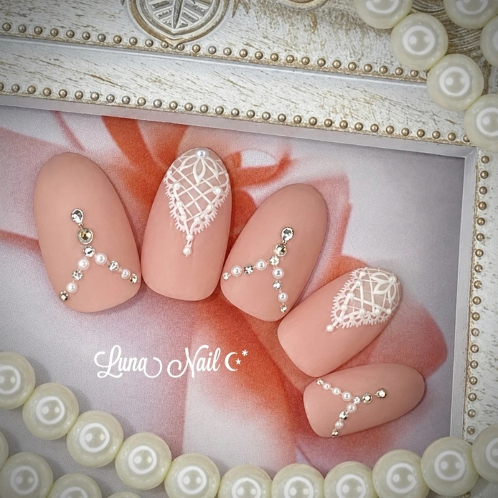 ②ピンクを大人っぽく♡マット×レースネイル
